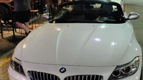 Concejal manejaba ebrio su BMW con una copa de vino en la mano por la Arístides: le pidieron la renuncia