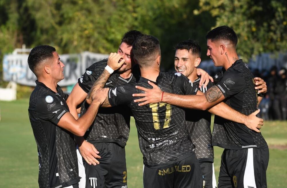 Leandro Ciccolini ejecutó la pena máxima con frialdad y sutileza y el local se puso 1-0 a 3 del final ante Almirante Brown. / José Guitérrez (Los Andes).