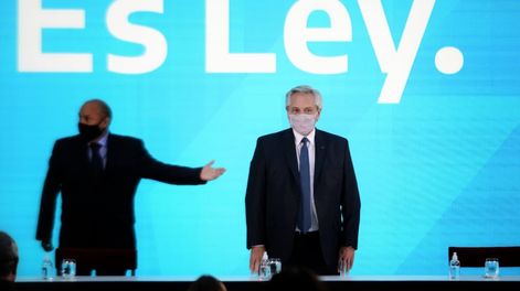 Alberto Fernández en el acto de promulgación del IVE. (Foto: Clarín)