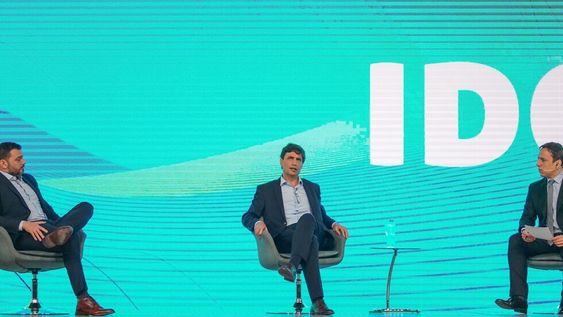 Emmanuel Alvarez Agis y Hernán Lacunza en el Coloquio de Idea por una Argentina sostenible, en el centro Costa Salguero 13/10/2021 FTP Foto: Rafael Mario Quinteros