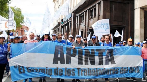 Trabajadores del INTA en marcha. Integrantes de APINTA, el gremio que representa al personal del instituto.