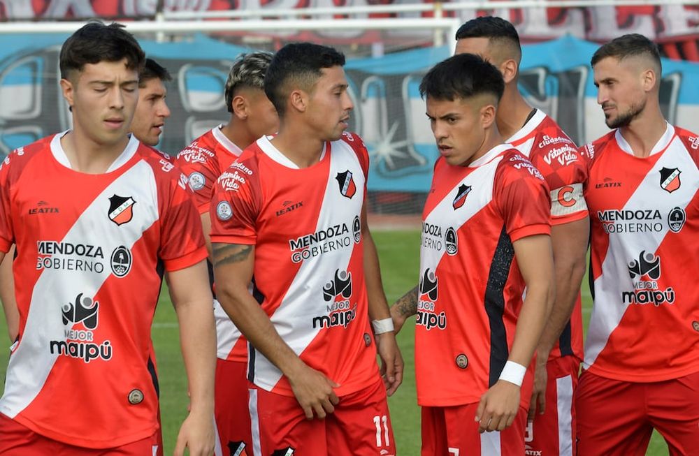 Sin chances de jugar el Reducido para el segundo ascenso a la Liga Profesional, pero con la ilusión intacta de meterse en la próxima Copa Argentina, el Deportivo Maipú jugó un gran partido ante Nuevo Chicago por la 35° fecha de la Primera Nacional y cantó victoria por 1-0 con un tanto de Alvaro Veliez sobre el final del primer tiempo. Foto: Orlando Pelichotti/ Los Andes