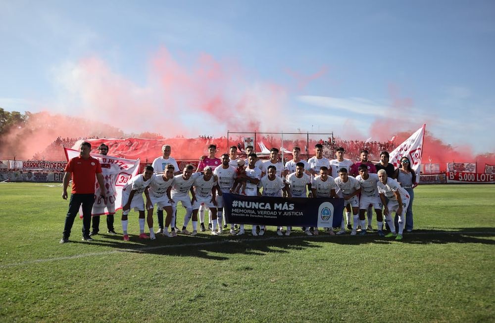 En conmemoración del Día Nacional de la Memoria por la Verdad y la Justicia, el plantel de Huracán Las Heras y el cuerpo técnico posó con una bandera con las consignas de Memoria, Verdad y Justicia, exponiendo su compromiso con la promoción de los derechos humanos.