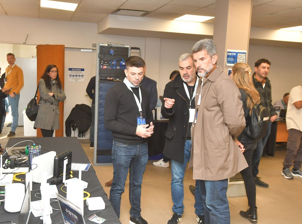 Ulpiano Suárez, burmistrz Mendozy, zwiedził stoiska techniczne na Regionalnym Seminarium Technologii Telekomunikacyjnych.