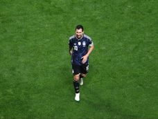Más relajado, pero emocionado a punto de las lágrimas, Lionel Messi, habló con la prensa tras el triunfo histórico de la Selección Argentina ante Inglaterra.&nbsp;