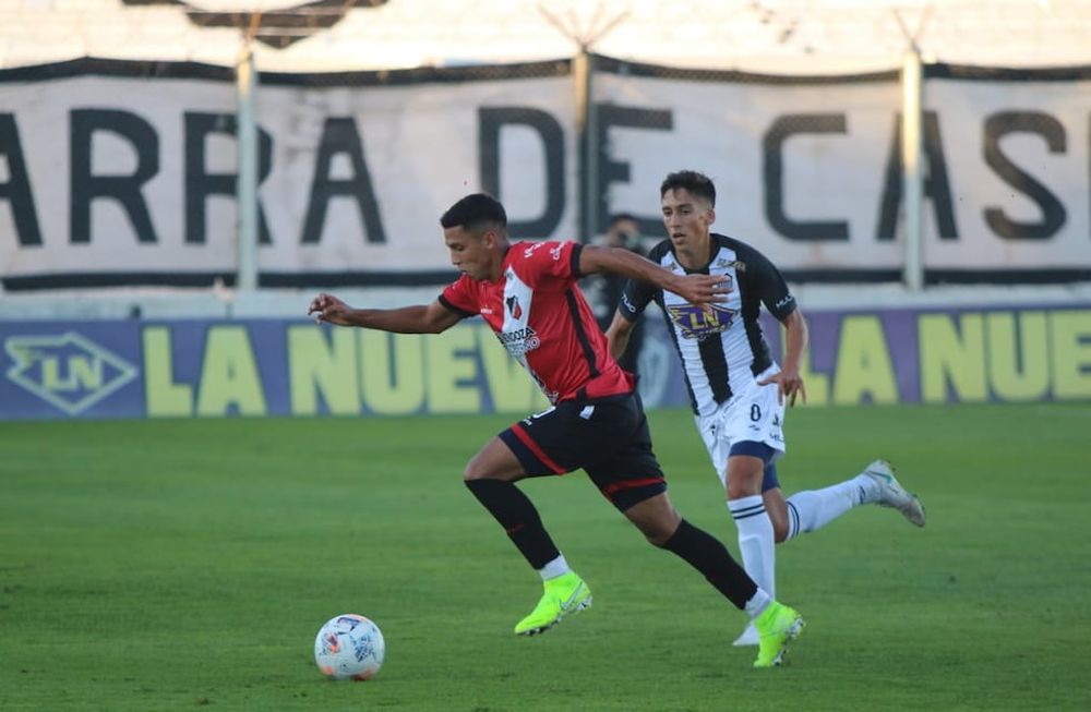 Alvaro Veliez, goleador del Súper Depor,anotó el 1-0 parcial ante Estudiantes de Buenos Aires. / Gentileza.