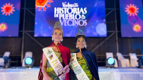 Micaela Galdame, reina departamental, junto a su virreina, Delfina Cuello.