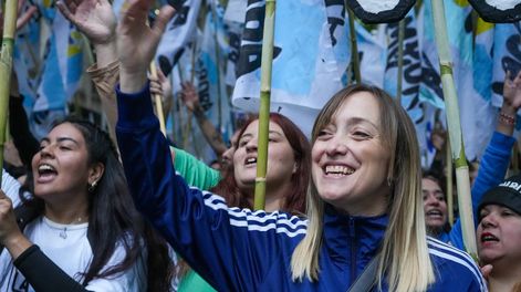 La senadora Anabel Fernández Sagasti, marchando junto a La Cámpora. (Archivo)