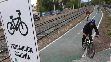 Los Andes | Hay ciertos requerimientos que no se cumplen en la realidad cotidiana. A ello se suma un crecimiento del número de ciclistas, sostenido desde la pandemia. Foto: José Gutierrez / Los Andes