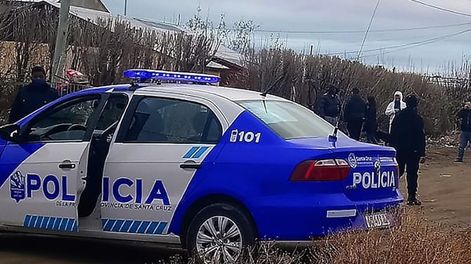 Los Andes | Los funcionarios judiciales y policiales requisaron las casas de la novia de Zaeta y la de la pareja del también detenido Facundo Gómez - Télam