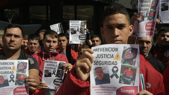 Trabajadores de Pedidos Ya recordaron a sus colegas fallecidos en accidentes y reclamaron seguridad y justicia. Foto: Orlando Pelichotti / Los Andes
