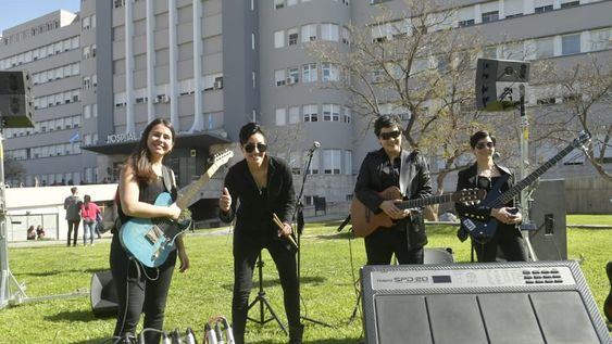 El grupo mendocino Lunas Morenas brindó un recital agasajo en los jardines del Hospital Central y para los trabajadores de la salud. Foto: Orlado Pelichotti / Los Andes