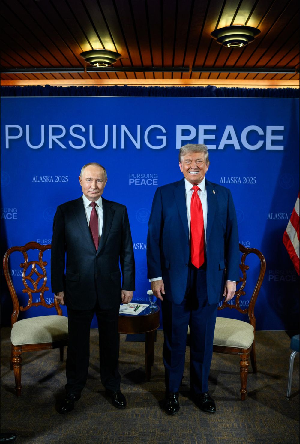 Fotografía tomada de la cuenta oficial de la red social X @WhiteHouse de la Casa Blanca del presidente de los Estados Unidos, Donald Trump (d), junto a su homologo de Rusia, Vladímir Putin, antes de una reunión este viernes, en Anchorage (Estados Unidos). Putin y Trump se saludaron sobre la pista de aterrizaje de la base aérea de Elmendorf-Richardson, donde tendrá lugar un esperado encuentro bilateral del que el americano quiere arrancar un alto el fuego en Ucrania. 