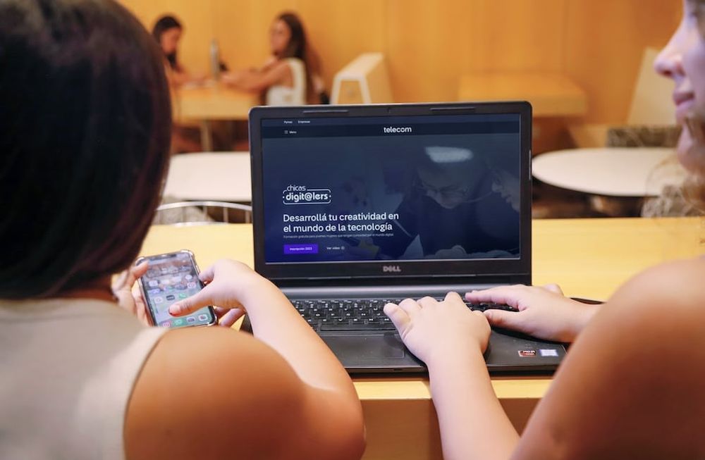 Telecom invita a niñas y adolescentes a iniciarse en el mundo de la tecnología con una nueva edición del programa de capacitación Chicas digit@lers. Foto: Telecom