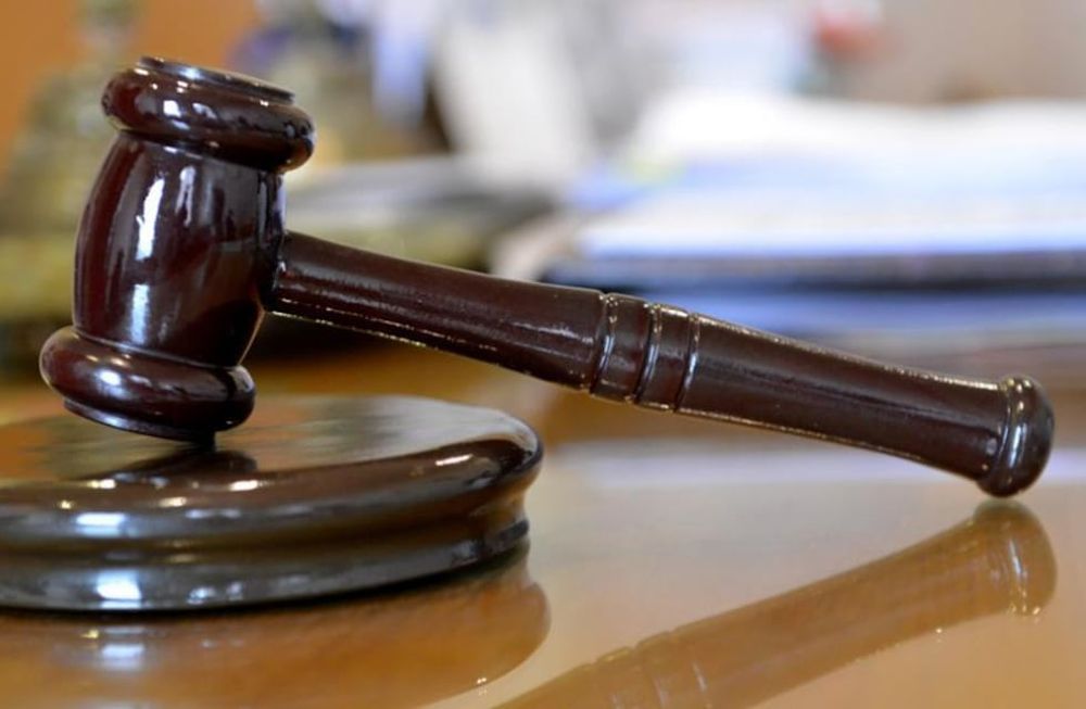 Un hombre no cumplió con la cuota alimentaria para sus hijas y argumentó que su ex se gastaba la plata en fiestas.
