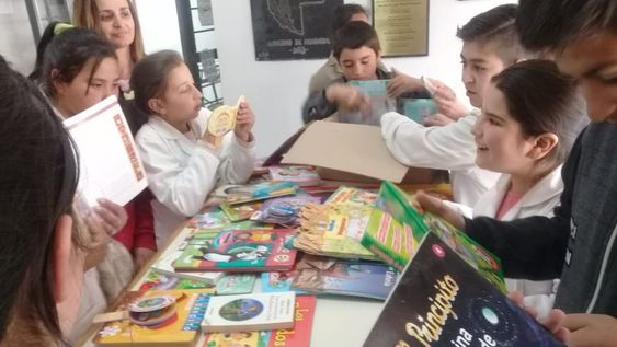 Estudiantes de la escuela Adolfo Tula durante la inauguración de la Biblioteca Marcelo Larrondo. Foto: Gentileza