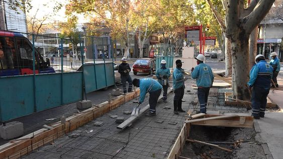 Obra publica en Ciudad de Mendoza, Cliclovia en calle San Martin.foto: Mariana Villa / Los AndesCiclovia, Obra publica, infraestructura, calle san Martin, albañiles, trabajadores, construccion,