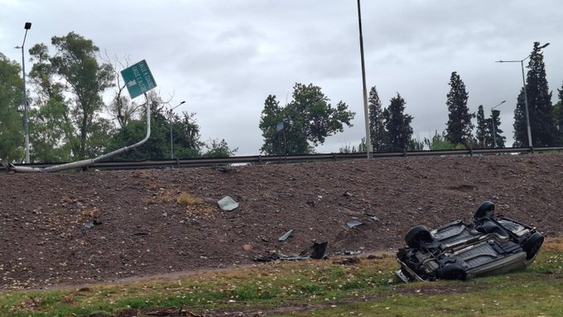 Perdió el control en el Acceso Este, chocó contra un cartel, desbarrancó y terminó volcado