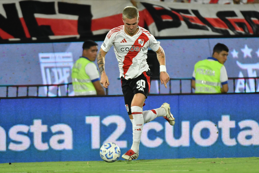 Mastantuono, de River Plate, domina el balón en la Nueva Olla.