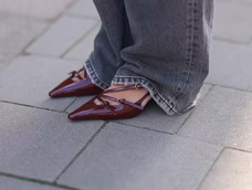 los zapatos vintage de los anos 2000 vuelven a ser tendencia y se usan con jeans y faldas