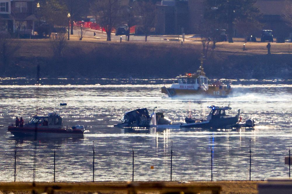 Los equipos de emergencia operan en el río Potomac, cerca de los restos de un avión comercial que chocó con un helicóptero militar, en Washington, DC, EE.UU., el 30 de enero de 2025 | EFE/EPA/SHAWN THEW