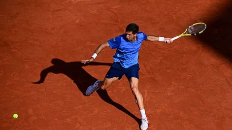 Argentinas Federico Delbonis returns the ball to Spains Alejandro Davidovich Fokina during their mens singles fourth round tennis match on Day 8 of The Roland Garros 2021 French Open tennis tournament in Paris on June 6, 2021. (Photo by MARTIN BUREAU / AFP)