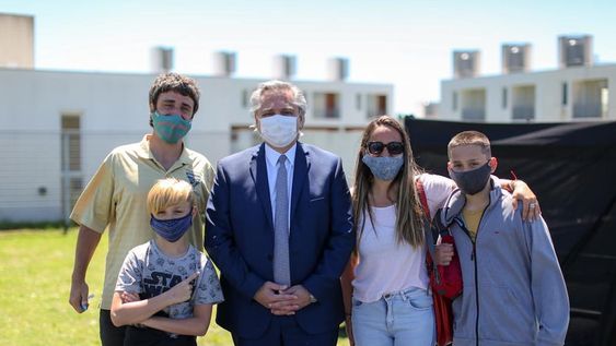 El Presidente encabezó este lunes un acto de entrega de viviendas para Buenos Aires y Río Negro, y anunció obras para Formosa y La Rioja. / gentileza