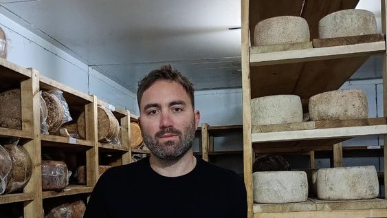 Leandro Celani, fundador de Capra Bianca y parte de&nbsp;La Quesería y referente de la elaboración de quesos artesanales con leche caprina en Mendoza.