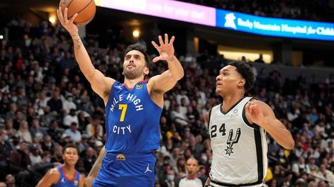 El base cordobés Facundo Campazzo tuvo otra de sus noches brillantes. Le puso magia en sus casi 20 minutos de juego, para la victoria de los Nuggets sobre los Spurs. Y sino, díganselo a Devin Vassell (Spurs)./AP
