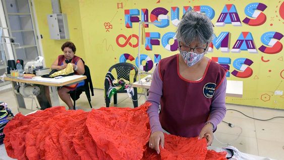 Fiesta Nacional de la Vendimia 2022. Las costureras trabajan en el vestuario, que se usarán para la fiesta mayor de Mendoza. Mirta revisando y apilando  las capuchas rojas. Foto: Orlando Pelichotti / Los Andes
