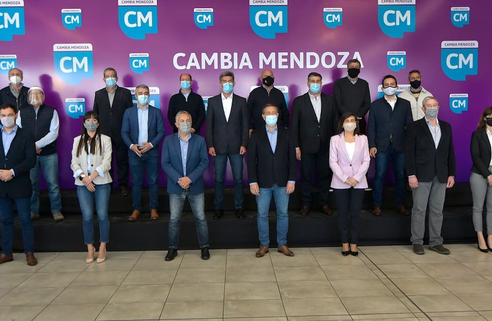 Elecciones Paso 2021Acto del frente Cambia Mendoza como cierre de campaña en el club Andes Talleres.Candidatos de izq a der. Álvaro Martínez, Pamela Verasay, Alfredo Cornejo, Rodolfo Suárez, Marina Juri, Julio César Cleto Cobos junto a Ida López.Foto: Orlando Pelichotti