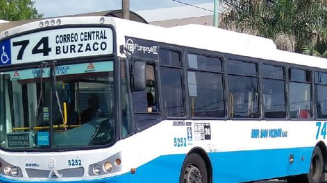 El chofer que creó un grupo de whatsapp para avisarles a sus pasajeros el recorrido.