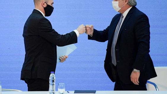 Los rumores indican que el Presidente dio un plazo al ministro Guzmán para encaminar la economía: el 10 de noviembre, con otra colocación de bonos. Foto: AP