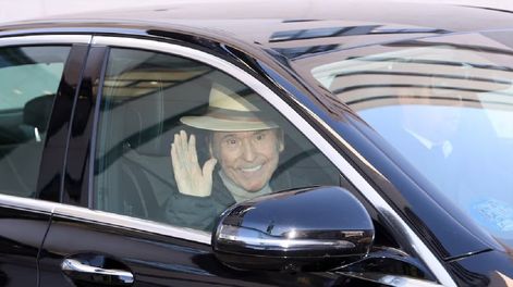 Raphael recibió el alta y así saludó a la prensa afuera del hospital. Tiene un linfoma cerebral y seguirá con tratamiento ambulatorio. / Gentileza Europa Press