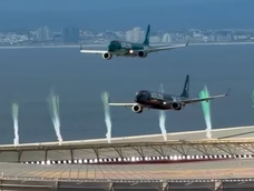 Dos aviones sobrevolaron un estadio y sorprendieron a las personas.&nbsp;