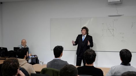 Milei apareció en una universidad privada para brindar una clase.