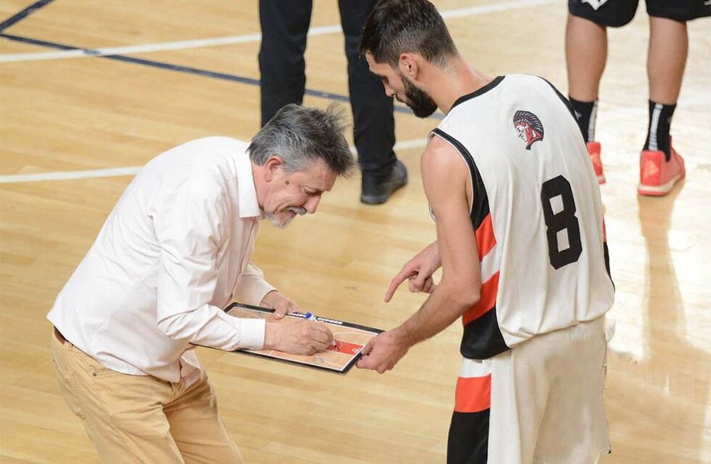 Pedemonte vivirá una definición especial, Si es campeón, podría dejar el Apache. En la imagen le da indicaciones a Rodrigo Lavezzari. / Gentileza: Salto Inicial.