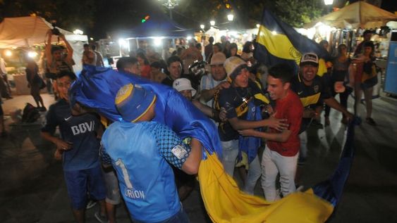 Así festejaron los hinchas de Boca en el centro de Mendoza
