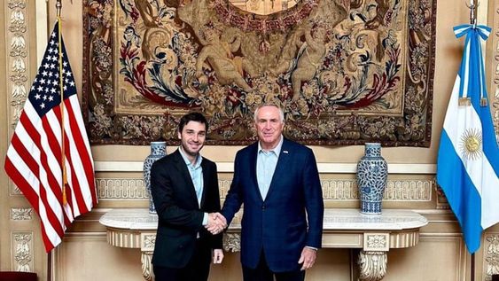 El gobernador de Chubut, Ignacio Torres, y el embajador norteamericano, Marc Stanley, acordaron el arribo de expertos para investigar el origen de los incendios en Los Alerces. X