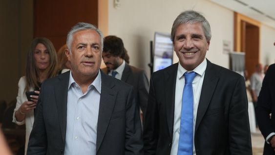 El goberndor y el Ministro de Economía de la Nación abordaron obras viales, financiamiento internacional y la situación fiscal de Mendoza. El goberndor y el Ministro de Economía de la Nación abordaron obras viales, financiamiento internacional y la situación fiscal de Mendoza.