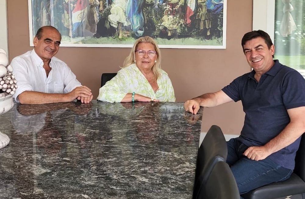 Una foto que genera dudas. En diciembre Gustavo Gutiérrez y Lilita Carrió (Coalición Cívica), se reunieron con Omar De Marchi (Pro). ¿La intervención vendrá a corroborar esta imágen?