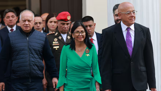 La presidenta interina de Venezuela, Delcy Rodríguez; al ministro del Interior, Diosdado Cabello; y al presidente de la Asamblea Nacional, Jorge Rodríguez, caminando tras su juramento en una ceremonia celebrada en la Asamblea Nacional en Caracas el 5 de enero de 2026.