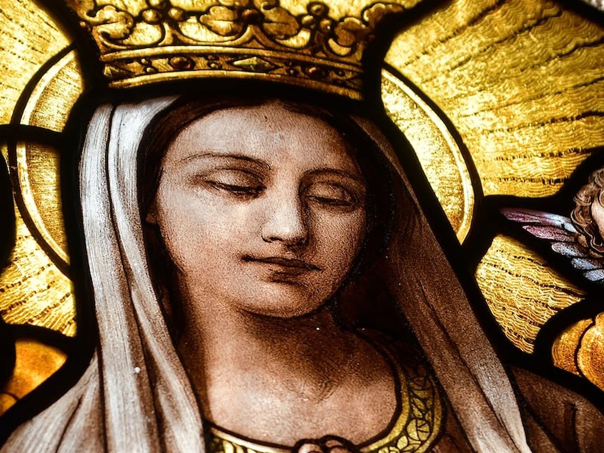 Vitral del Camarín de la Virgen de María Auxiliadora de Rodeo del Medio en Maipú, realizado por el artista español Antonio Estruch / Foto Archivo Los Andes