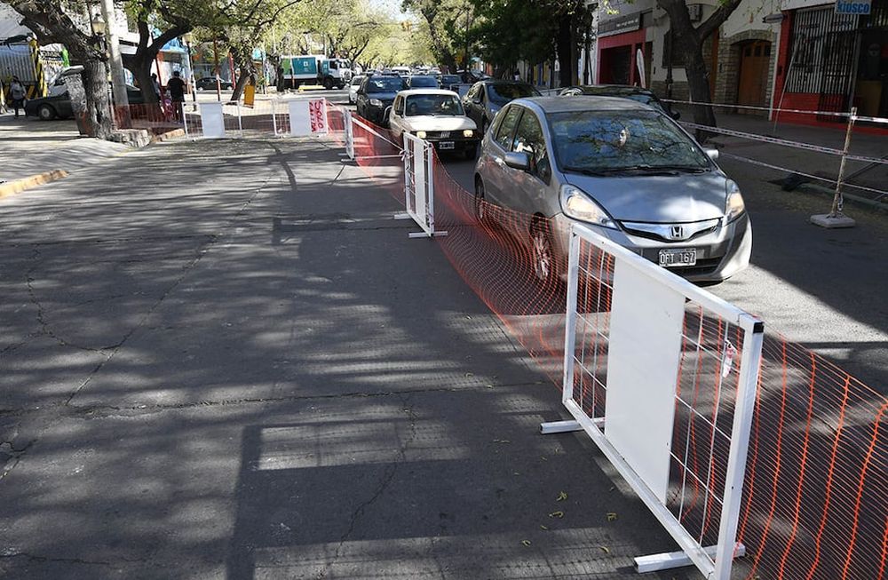 Las obras en la esquina de calles Rondeau y San Juan complican el egreso de autos de la ciudad, pero en el municipio destacan que es un trabajo que se debe hacer.