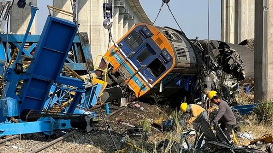 Cayó una grúa sobre un tren de pasajeros en Tailandia