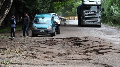 Una parte de calle Tirasso se hundió en la tierra a raíz de las lluvias, y tres vehículos quedaron atrapados y debieron ser rescatados. Foto: Claudio Gutiérrez / Los Andes.