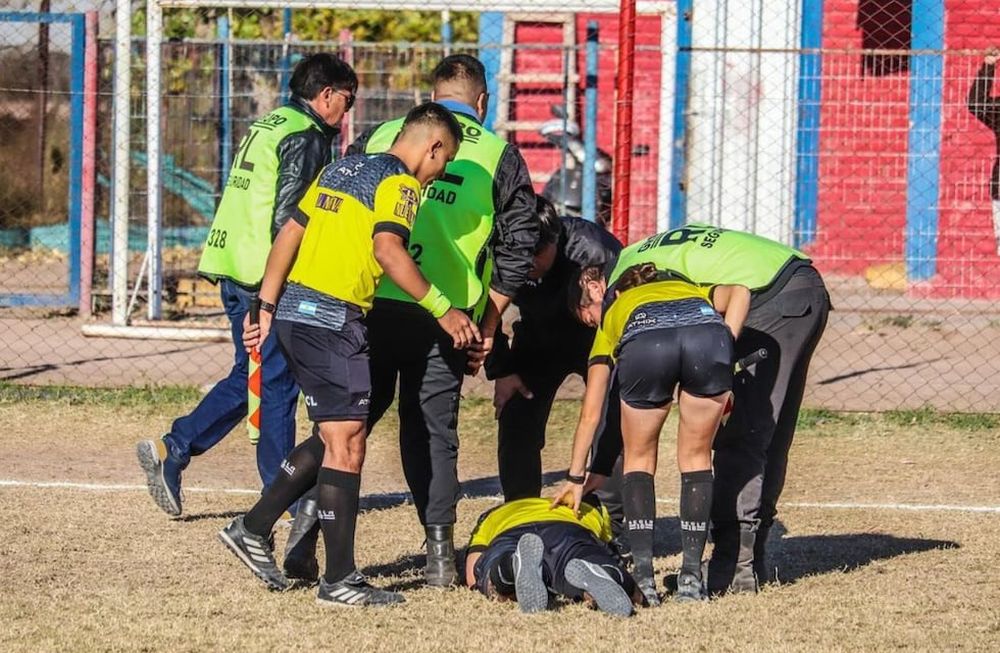 El encuentro entre Rodeo del Medio contra Guaymallén fue suspendido por agresión al árbitro. Foto: Instagram @emamaza_