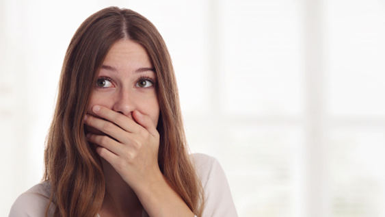 Por qué algunas personas se ríen después de decir algo serio, según la psicología