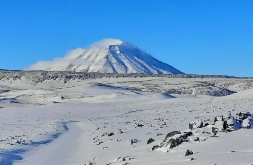 El impactante paisaje de La Payunia cubierta de nieve y que la hace ver como una postal del espacio. Foto: Gentileza Guardaparque Jimena Martíjez Chaves