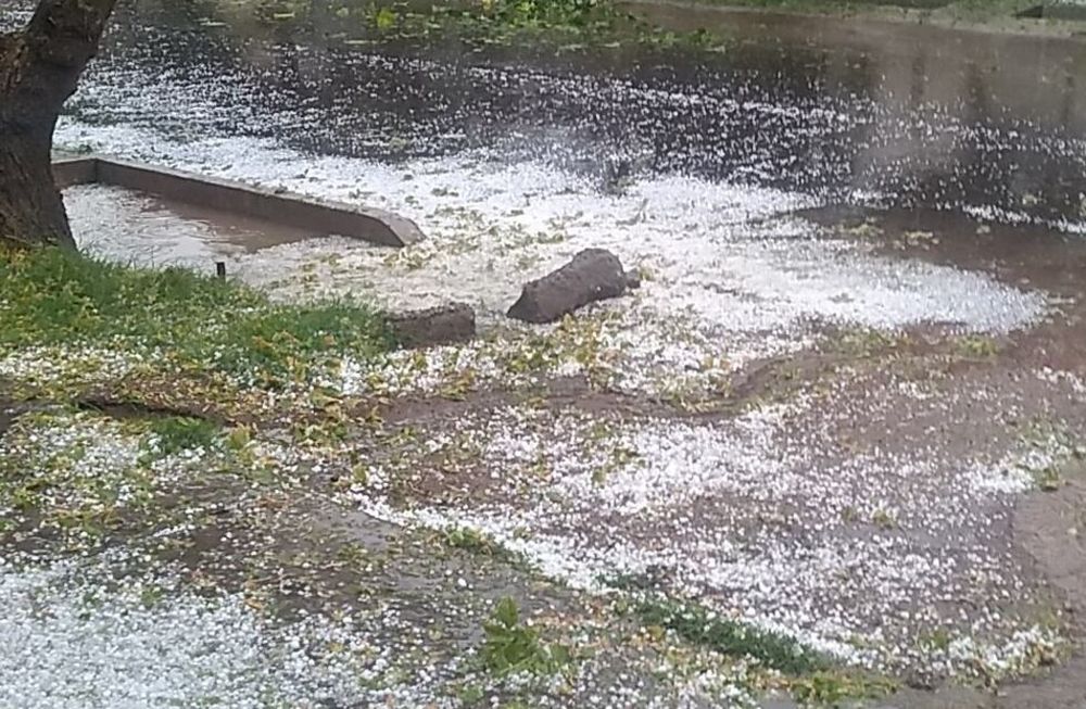 Fuerte temporal en San Rafael, caída de granizo y calles anegadas